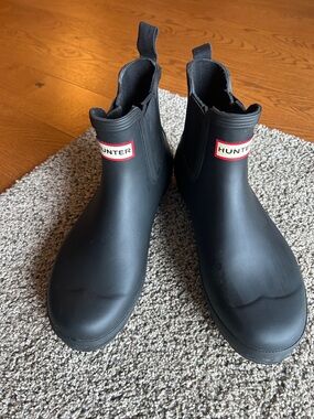 Hunter Black Chelsea Short Rain Boots with Red Logo